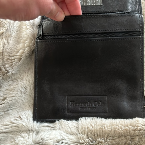 Kenneth Cole Black Leather Crossbody Wallet - Picture 3 of 9